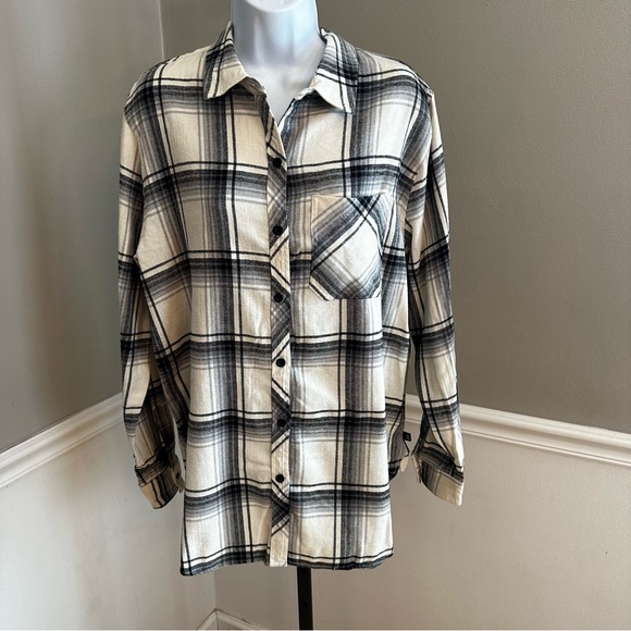 GAP Tops - Gap Women’s Flannel Deema Plaid Button Down Shirt, relaxed fit Size Medium-‎ New